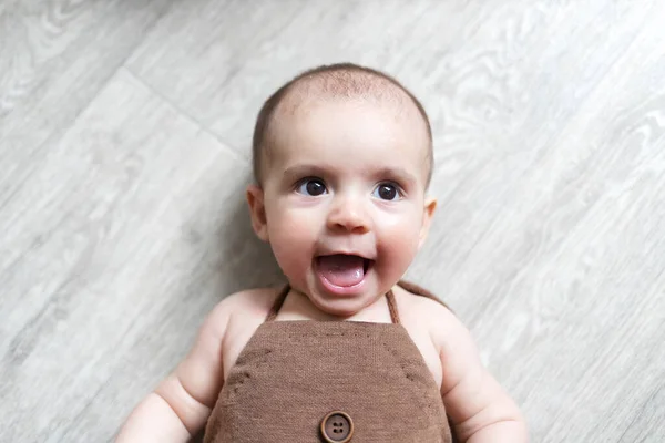 Újszülött Egy Kisfiú Barna Öltönyben Gyönyörű Portré Egy Kisbabáról Nagyszemű — Stock Fotó