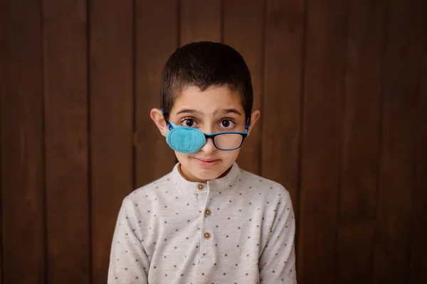 パッチ付きのメガネの少年の肖像画 眼鏡のためのアイパッチT治療怠惰な目 — ストック写真