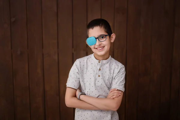 Portret Van Jongen Met Bril Pleister Ooglapje Voor Bril Behandeling — Stockfoto
