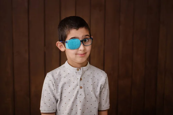 戴着补丁眼镜的男孩的画像 眼镜眼罩Don 不要治疗懒眼 — 图库照片