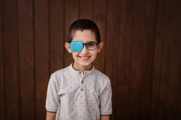 Porträtt Pojke Glasögon Med Lapp Ögonlapp För Glasögon Behandla Lata — Stockfoto
