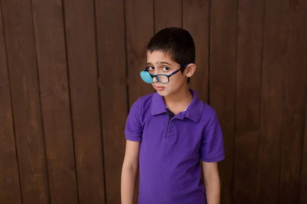 Portret Van Jongen Met Bril Pleister Ooglapje Voor Bril Behandeling — Stockfoto