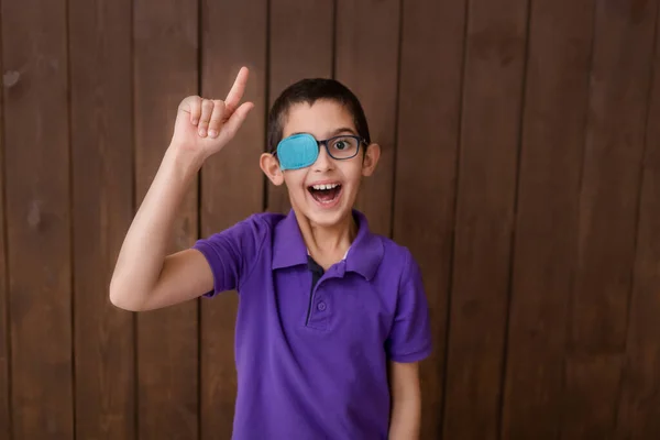 Πορτρέτο Του Αγοριού Γυαλιά Μπάλωμα Επίθεμα Ματιών Για Γυαλιά Θεραπεία — Φωτογραφία Αρχείου