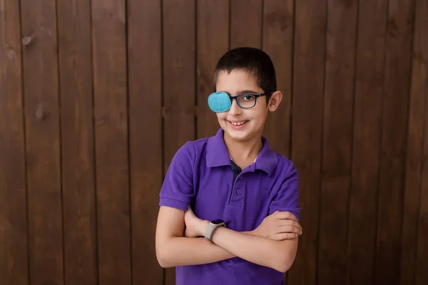 Portret Van Jongen Met Bril Pleister Ooglapje Voor Bril Behandeling — Stockfoto