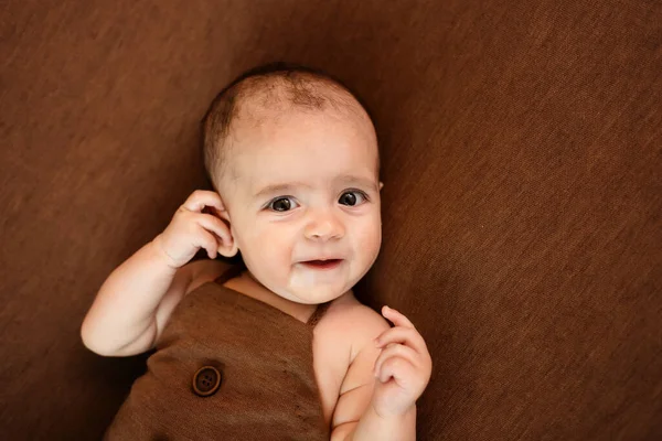 Cute Newborn Baby Brown Blanket Smiling Baby Dark Background Closeup — Stock Photo, Image