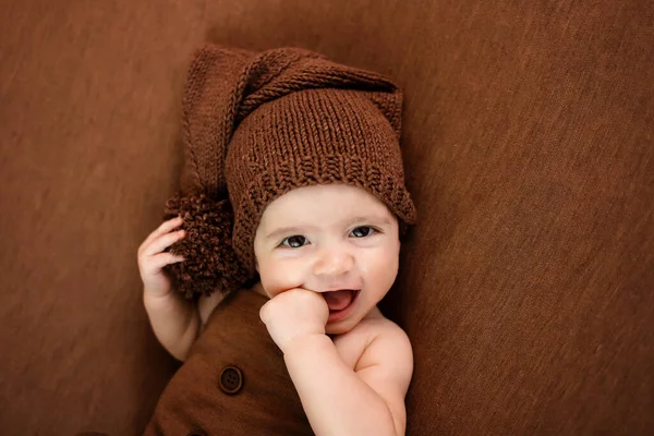 Симпатичный Новорожденный Коричневом Одеяле Улыбающийся Ребенок Тёмном Фоне Портрет Новорожденного — стоковое фото