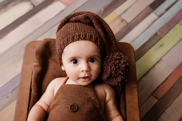 Милый Новорожденный Ребенок Улыбающийся Ребенок Тёмном Фоне Портрет Новорожденного Крупным — стоковое фото