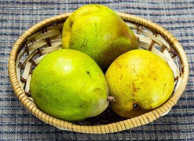 Taze meyve, elma ve armutlar saman sepetinde