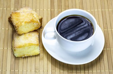 Kurabiyeli kahve. Kahve sıcak bir içecektir. Kafe, restoran konsepti. Kahvaltı görünümü.