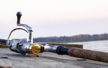 Gölün yakınındaki rıhtımda yatıyor.