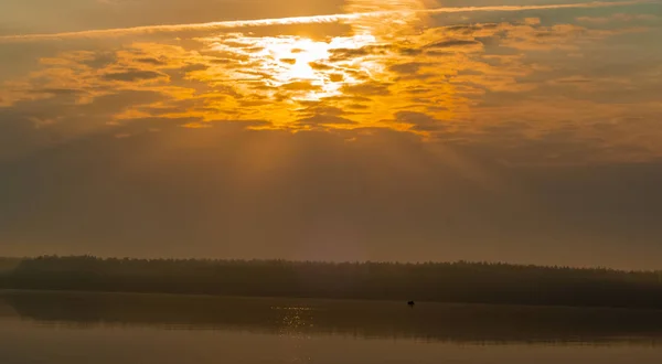 Pôr Sol Brilhante Sobre Lago Pescador Barco Pôr Sol Sobre — Fotografia de Stock