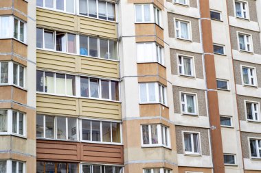 Çok katlı modern bir binanın zemininden manzara