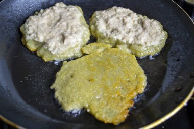 Patates krepleri tavada kızartılır, kızgın yağ ile.