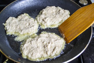 Patates krepleri tavada kızartılır, kızgın yağ ile.