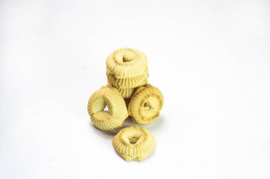 Beyaz arka planda taze kurabiyeler