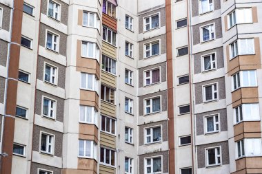 Bej renkli duvarları olan yüksek bir apartmanın alt manzarası..