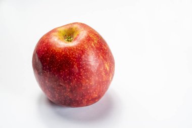 Beyaz bir arka planda taze, tatsız bir elma
