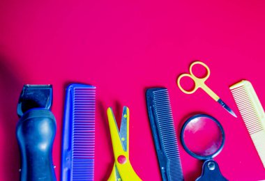 Kuaförden saç kesme makası ve diğer eşyalar.