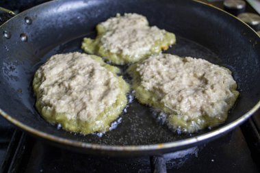 Patates kreplerini tavada pişirmek, yağ kaynatmak.