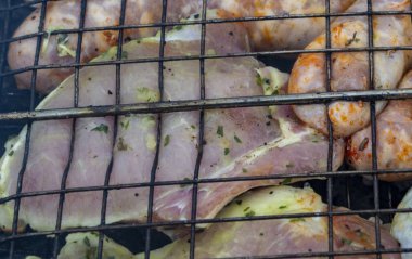 Barbekü ızgarası, duman ızgaradaki etin içinden geçer.