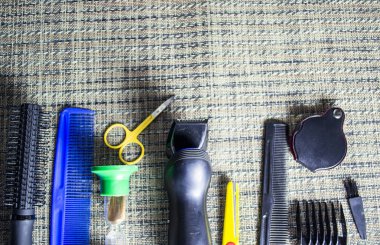 Kuaförden saç kesme makası ve diğer eşyalar.