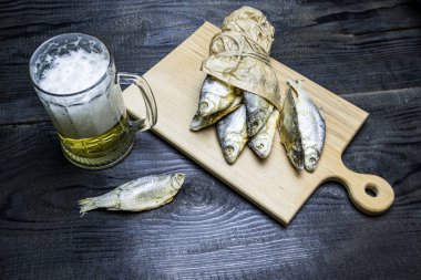 Bir bardak bira ve kurutulmuş hamamböceği, seçici odak