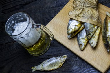Bir bardak bira ve kurutulmuş hamamböceği, seçici odak