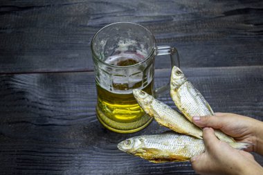 Bir bardak bira ve kurutulmuş hamamböceği, seçici odak