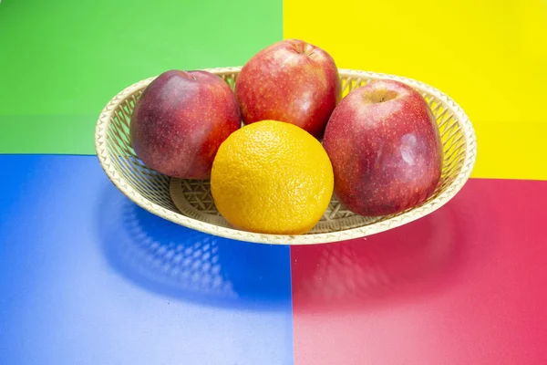 Frutas Frescas Manzanas Rojas Verdes Naranjas Una Canasta Verde — Foto de Stock