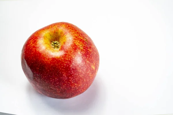 Frischer Unagierter Apfel Auf Weißem Hintergrund — Stockfoto