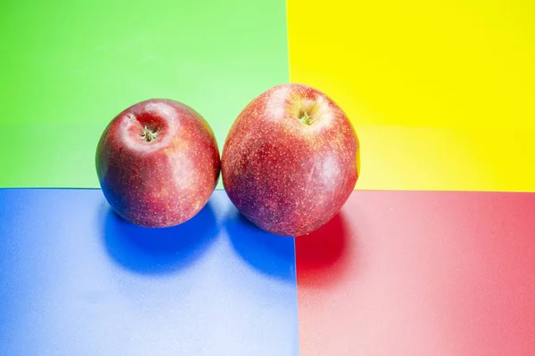 Färska Röda Äpplen Färgad Bakgrund — Stockfoto