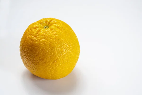 Hámozott Narancs Szeletekre Osztva Fehér Alapon — Stock Fotó