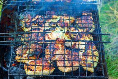 Barbekü ızgarası, duman ızgaradaki etin içinden geçer.