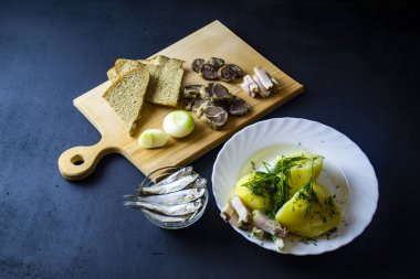 Haşlanmış patates ve taze domates.