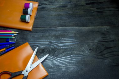 Okul malzemeleri siyah arka planda, okula dönüş.