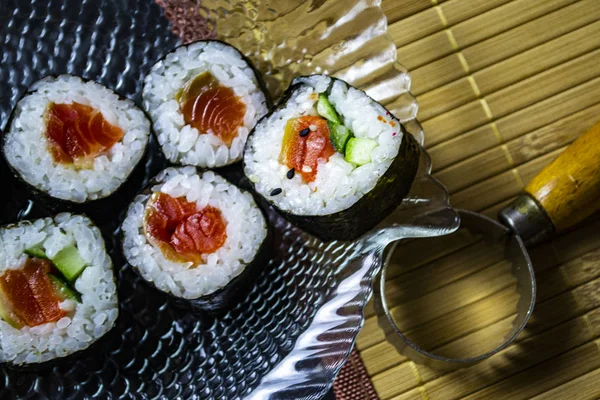 Sushi Peixe Vermelho Com Recheio Arroz Uma Placa Serviço Fundo — Fotografia de Stock