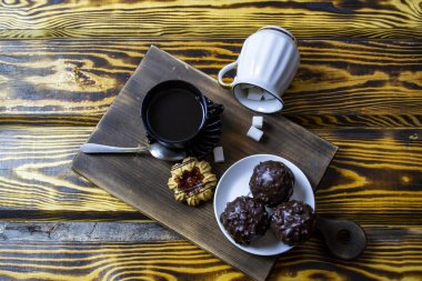 Sabah kahvaltısı çayın üstünde çerezler servis tahtasında, üst manzara