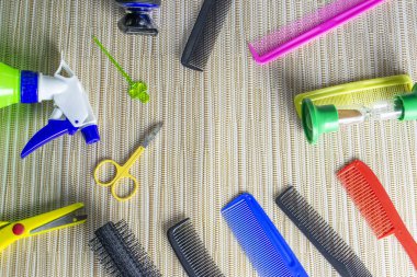 Kuaförden saç kesme makası ve diğer eşyalar.