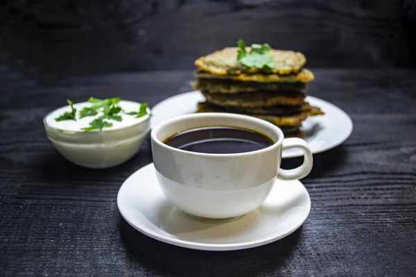 Frühstückskaffee Mit Kartoffelpuffer Mit Saurer Sahne — Stockfoto