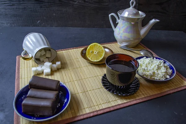 Tasse Mit Tee Der Nähe Zuckerdose Mit Tee Und Keksen — Stockfoto