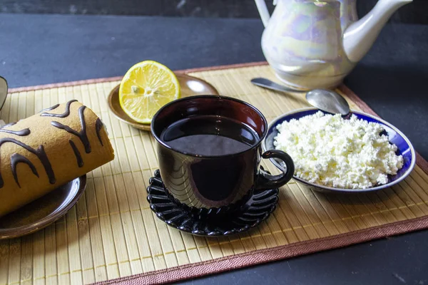 Tasse Mit Tee Der Nähe Zuckerdose Mit Tee Und Keksen — Stockfoto