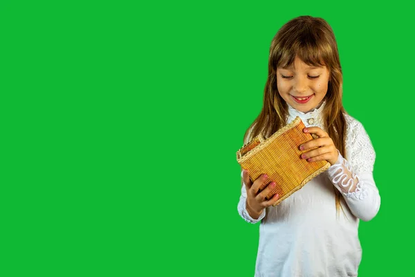 Menina Olha Para Presente Menina Segura Caixão — Fotografia de Stock