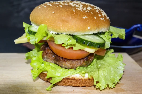 Hamburger Drewnianej Tacy Ciemnym Tle — Zdjęcie stockowe