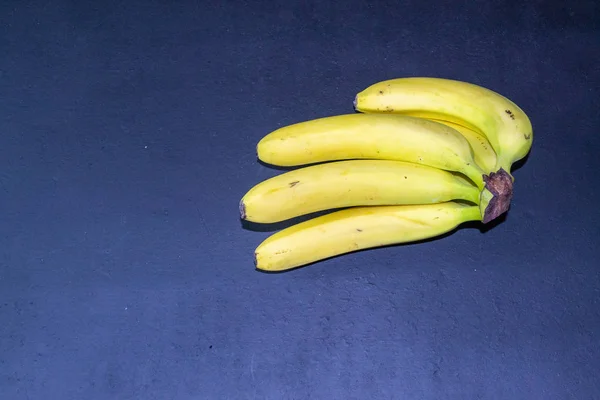 Rama Plátano Fresco Una Tabla Servir — Foto de Stock