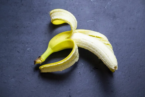 Ramo Banana Fresca Uma Tábua Servir — Fotografia de Stock