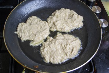 Kızarmış patates gözlemesi, kaynar yağ, üst görünüm, seçici odak, bulanık arkaplan