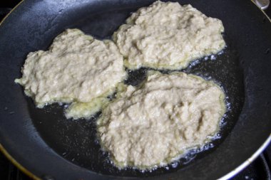 Kızarmış patates gözlemesi, kaynar yağ, üst görünüm, seçici odak, bulanık arkaplan