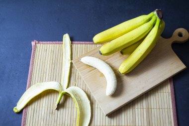 Servis tahtasında taze muz dalı, üst görünüm