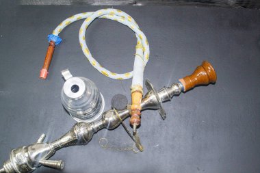 Nargile, sudan geçen dumanın taze meyvenin yanında, siyah bir arka planda soğutulduğu doğulu bir sigara içme cihazıdır.