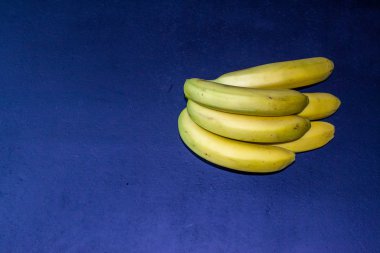 Servis tahtasında taze muz dalı, üst görünüm